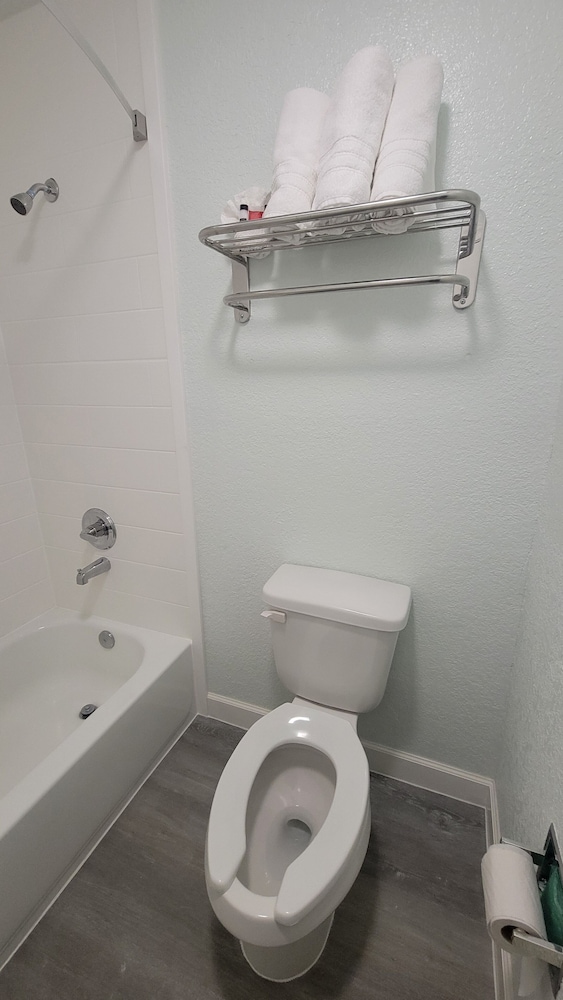 Econo Lodge Inn & Suites Near Lackland AFB San Antonio, TX 14/36