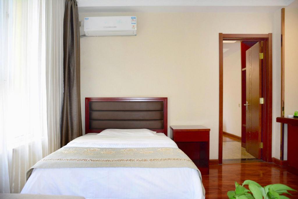 Senior, Suite, 3 Beds