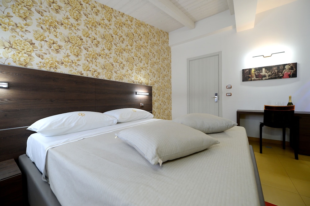 ROOM, DOUBLE BED