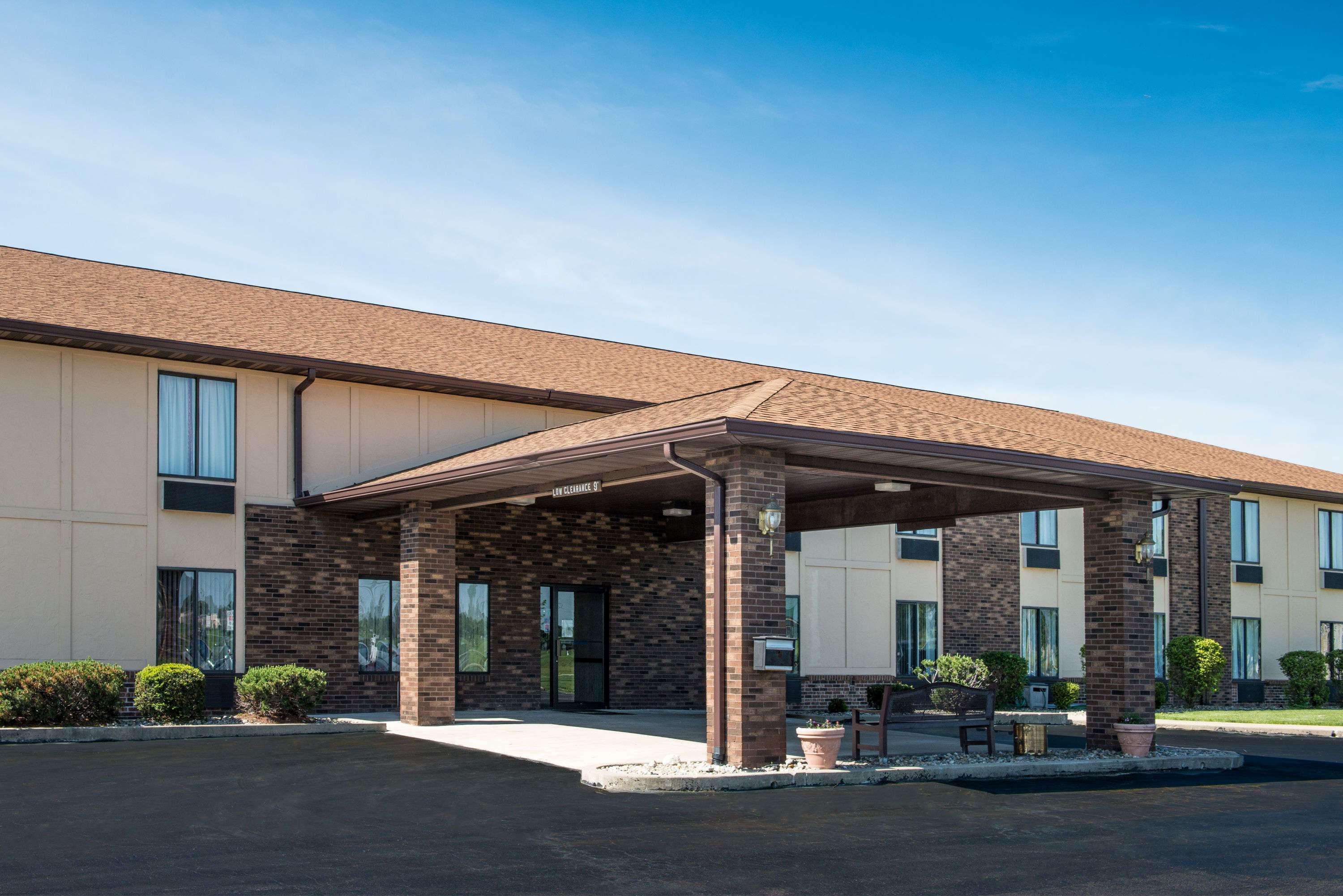 Days Inn By Wyndham Pontoon Beach 1/17