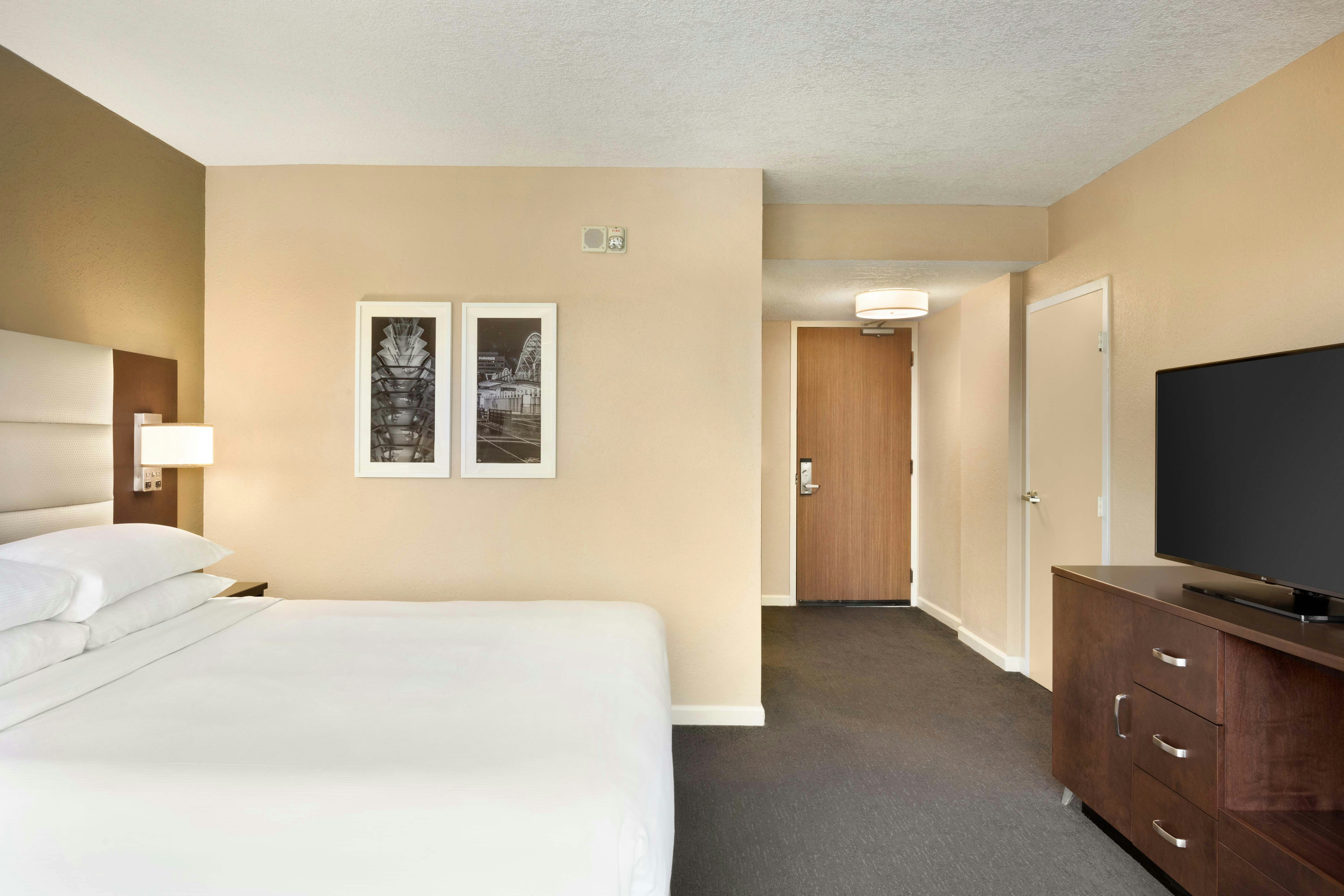 ROOM, KING BED, ACCESSIBLE