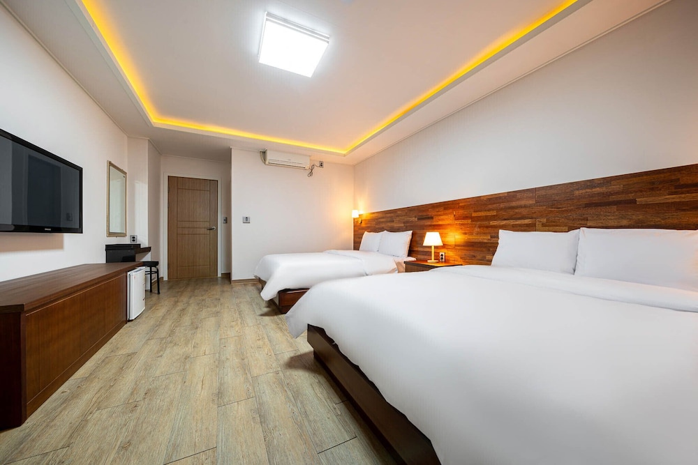 F1 Hotel 8/32