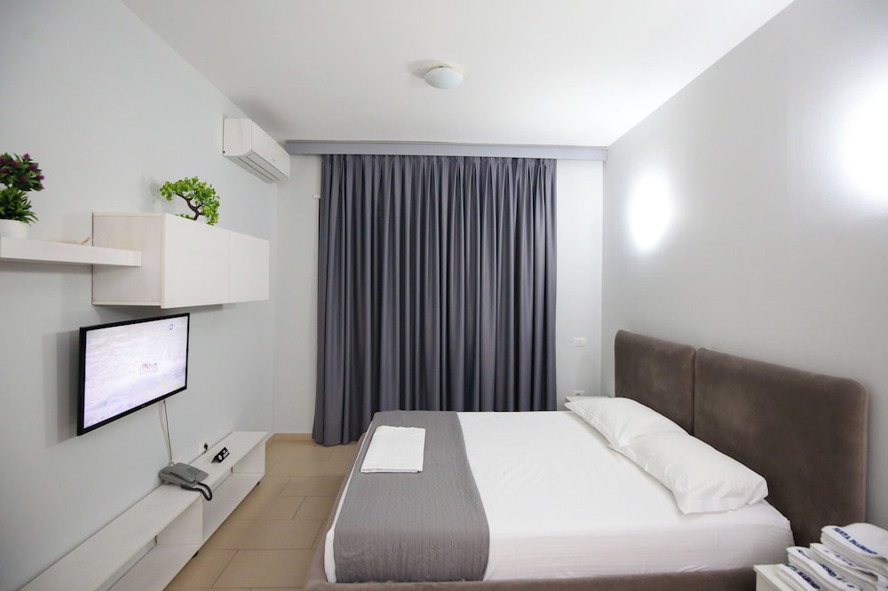 1 BEDROOM, SUITE, MOUNTAIN VIEW