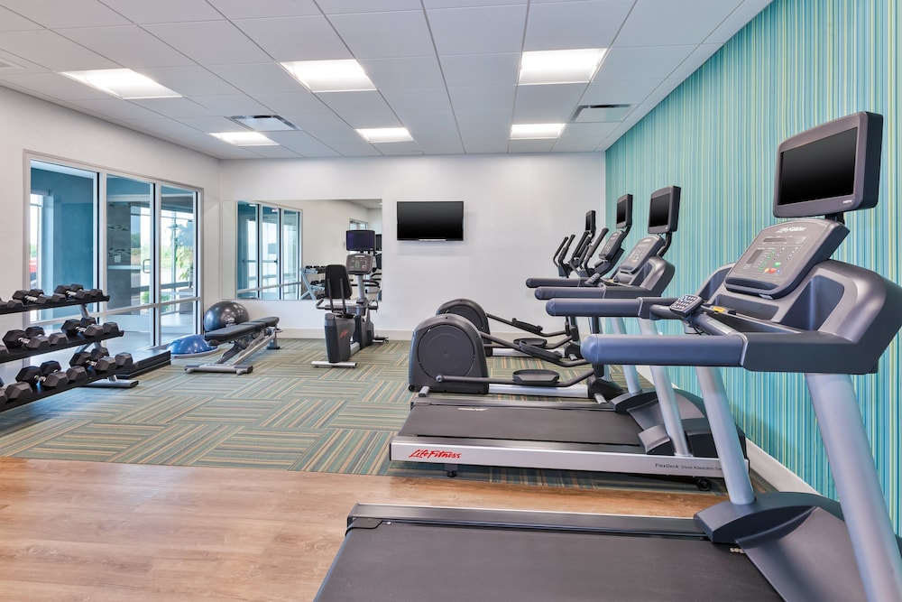 Holiday Inn Express Suites Grand Rapids Airport South 24/39