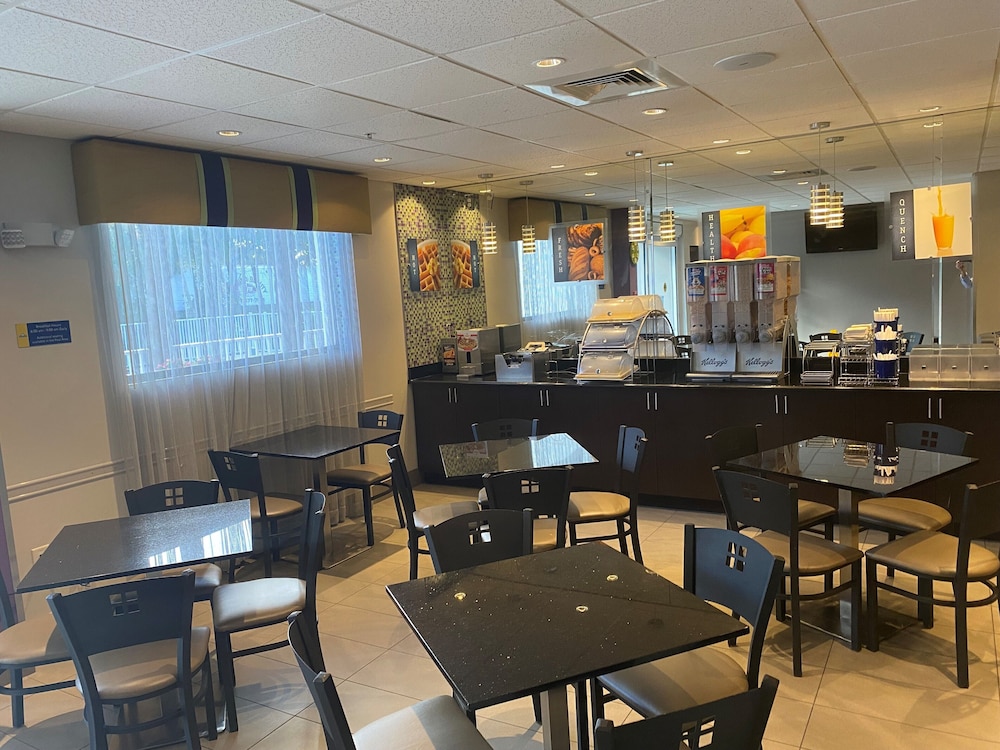 Days Inn & Suites By Wyndham Bonita Springs North Naples 14/28