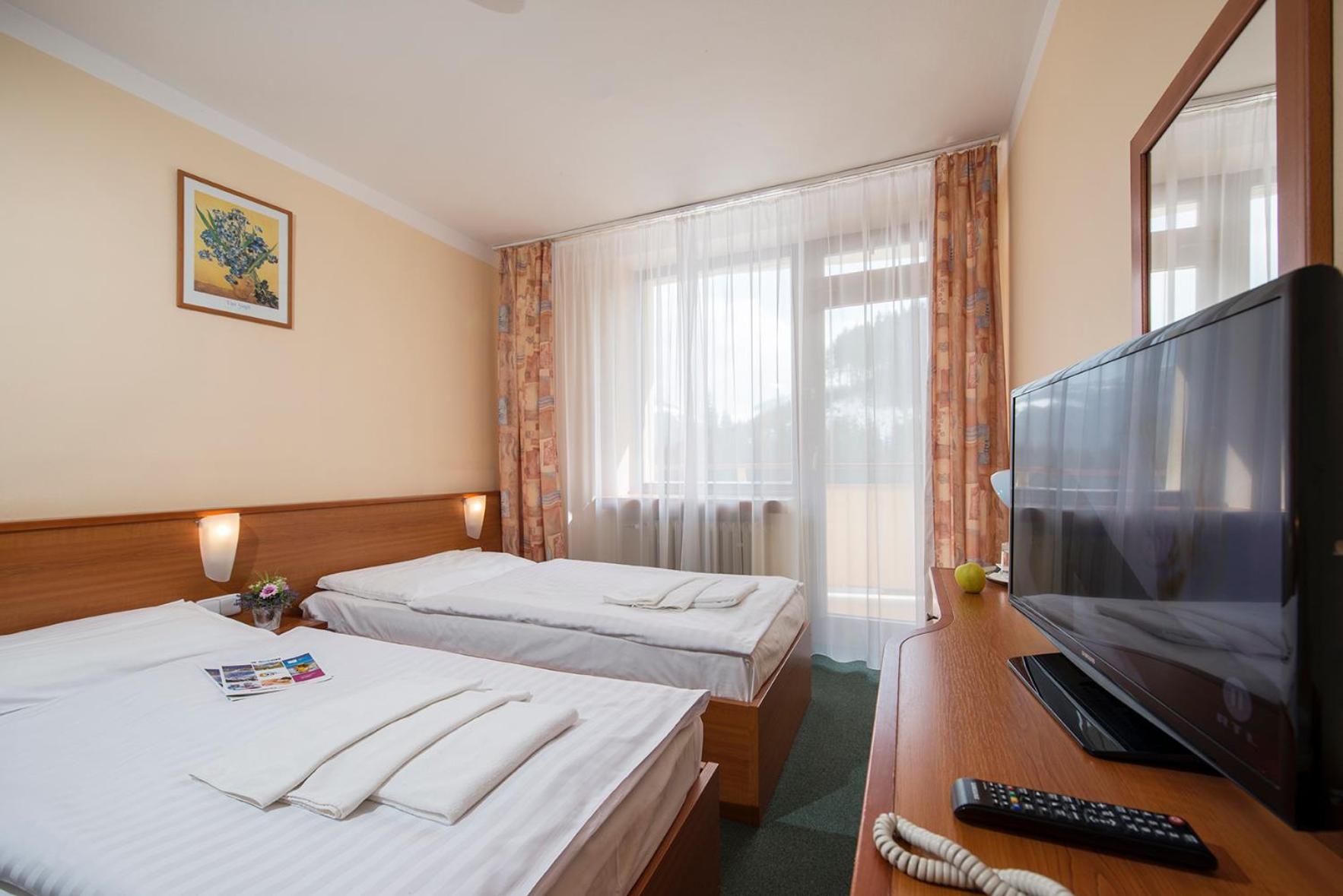 غرفة قياسية بسريرين منفصلين