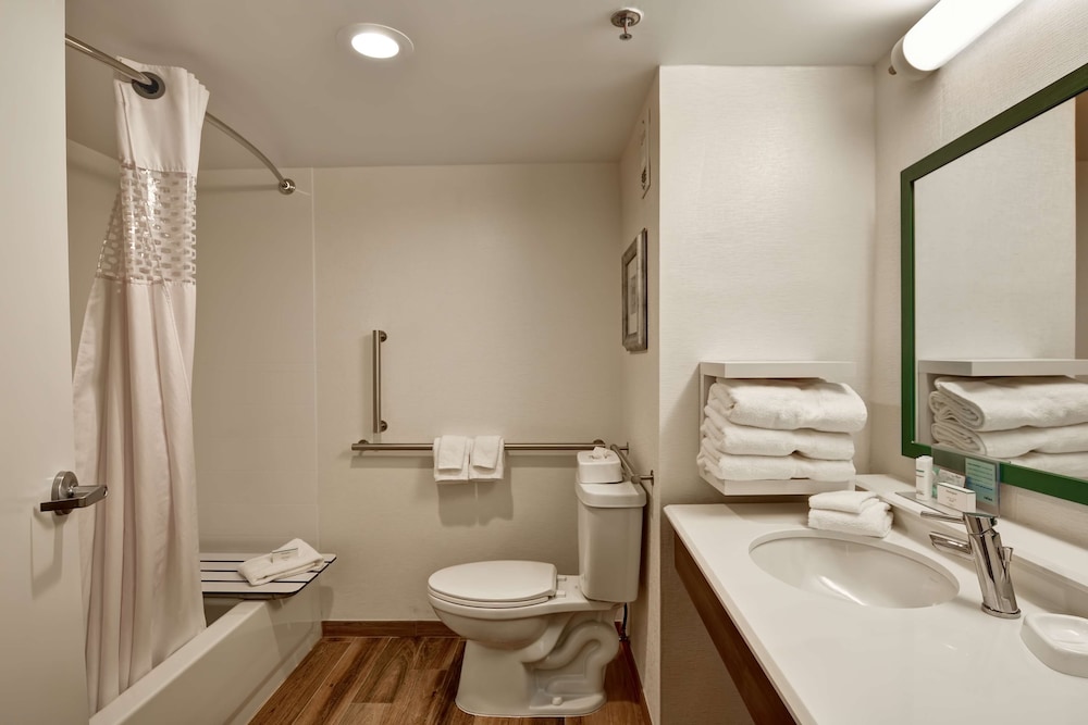 Hampton Inn Albany Wolf Road 10/65