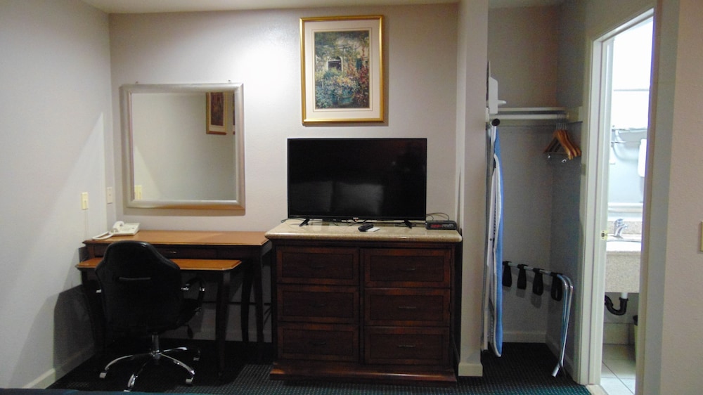 CORCORAN COUNTRY INN 35/48