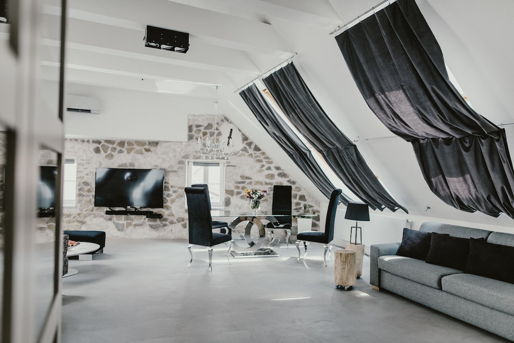 Coco Chanel Boutique Apartment 13/50