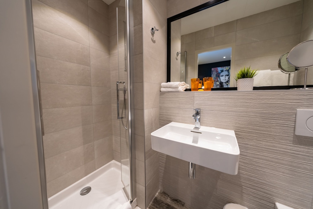 Hotel Annecy Allobroges 57/60