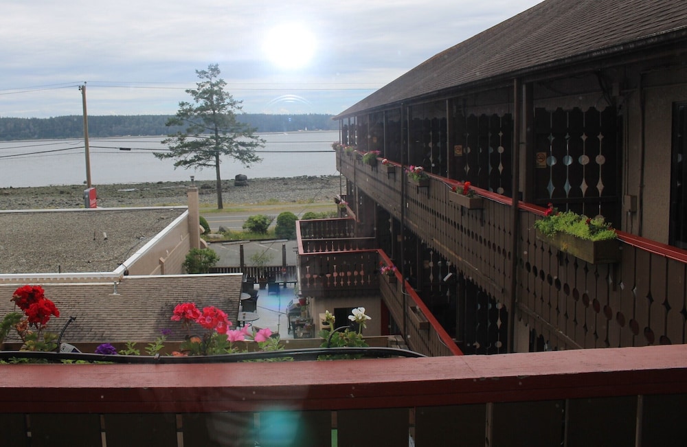 Ramada by Wyndham Campbell River 2/50