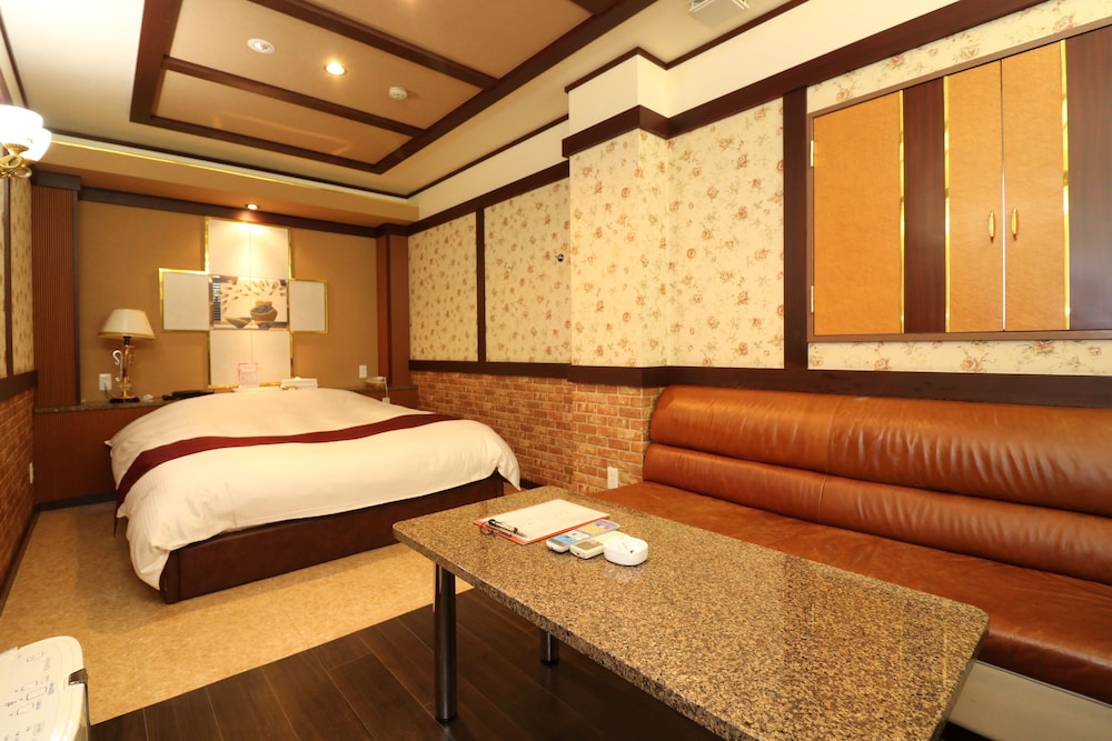Hotel To 47/48