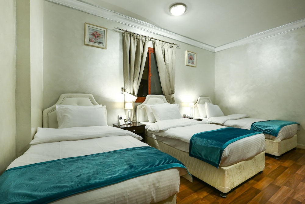 La Villa Suites Hotel 26/48