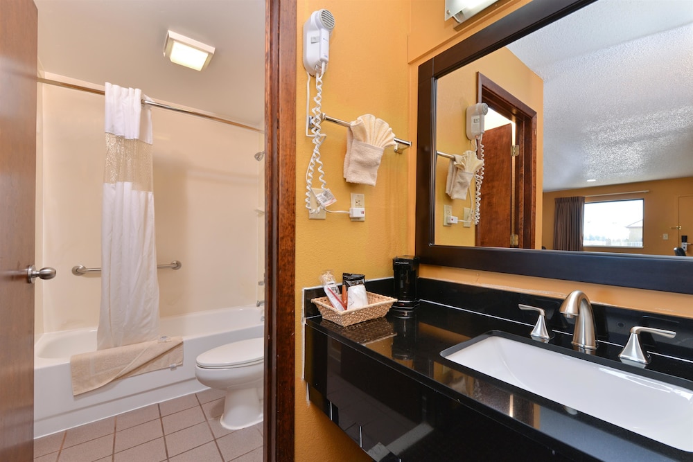 Days Inn & Suites by Wyndham Byram 11/24
