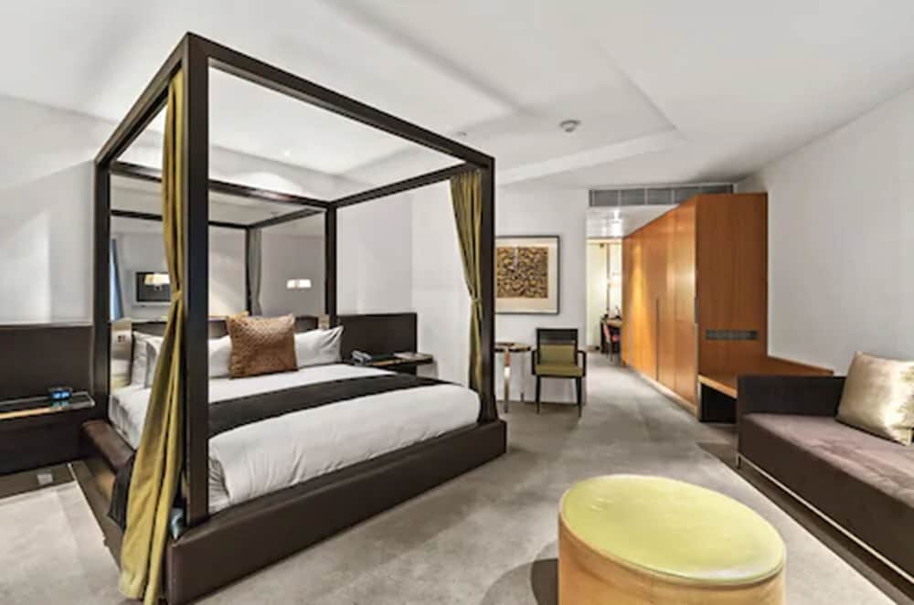 Royce Hotel 26/60