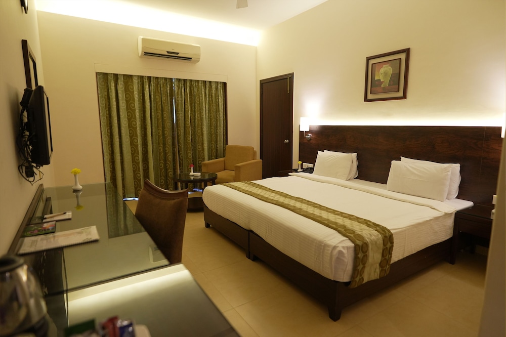 Executive, King Bed, Pool Side، The Fern Courtyard Resort 3/7