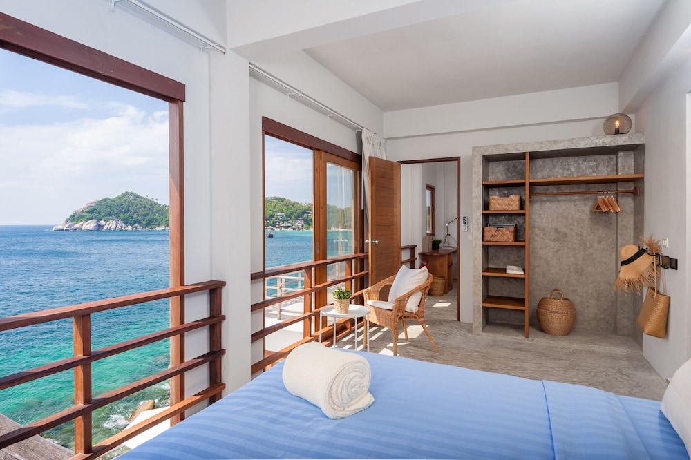 2 BEDROOMS, POOL, VILLA, SEA FRONT
