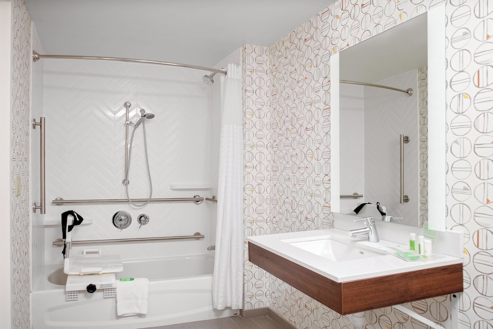 Holiday Inn Suites Boston Peabody 60/62