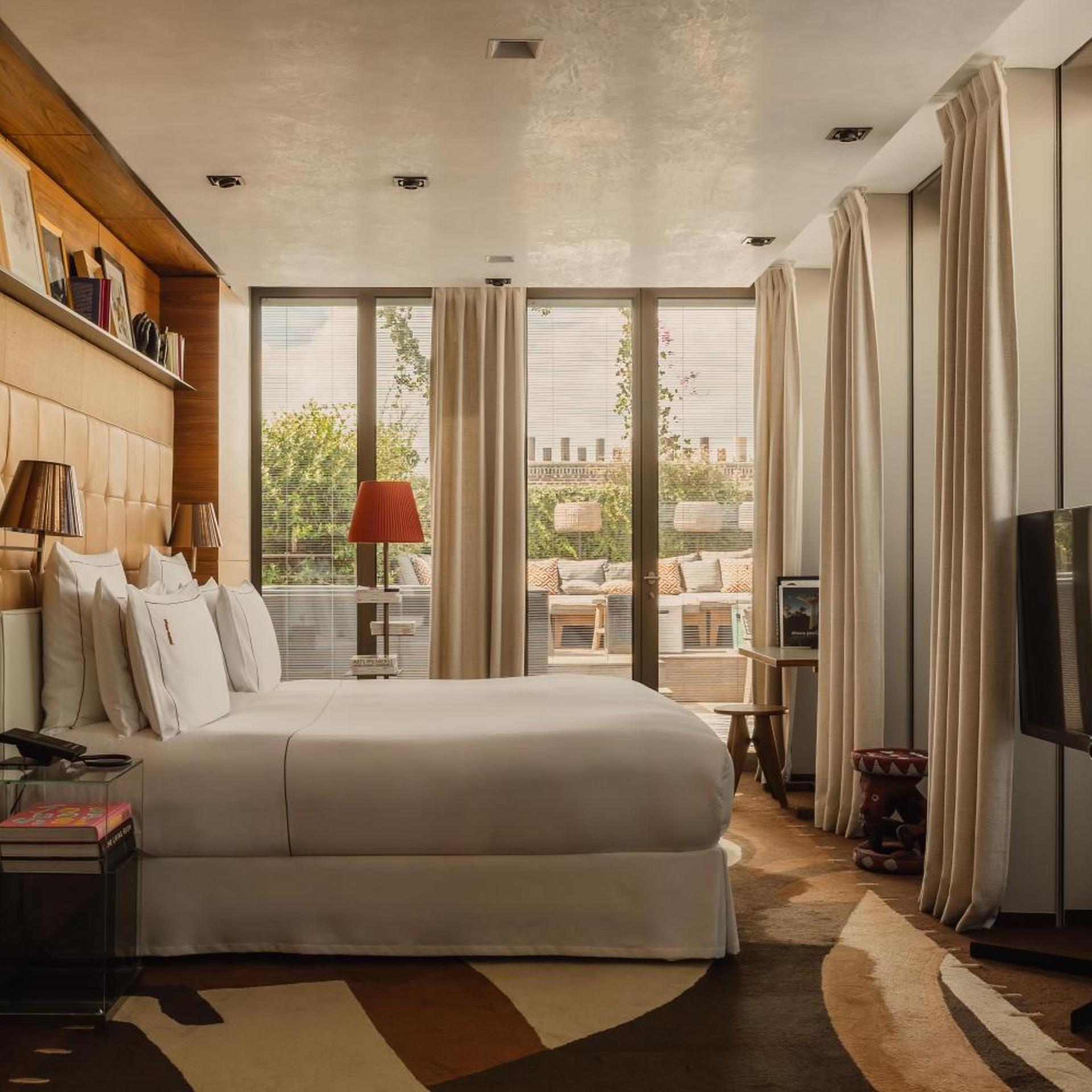 George, Suite, Eiffel View, Hot Tub