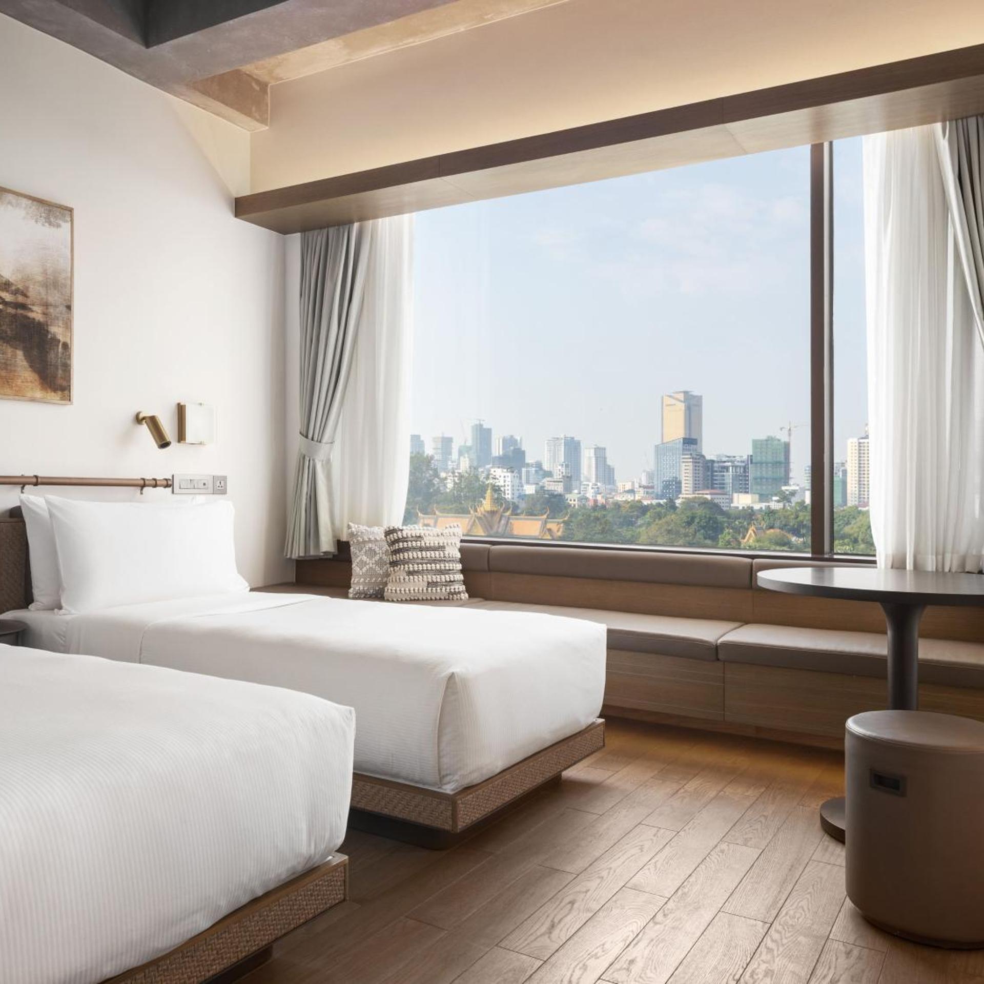 CITY, DELUXE, TWIN BEDS