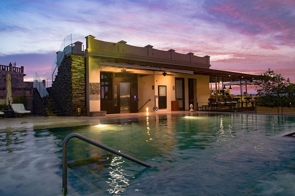 Bastion Luxury Hotel 8/75