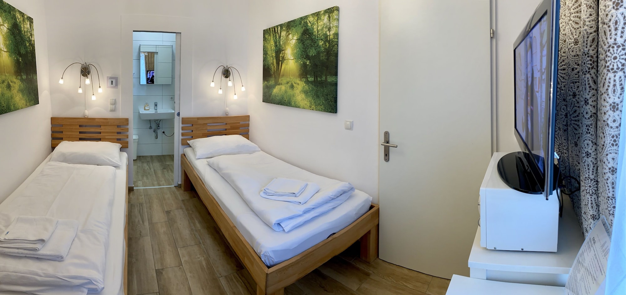 City, Twin Beds, Private Bathroom، AJO MESSE 3/9