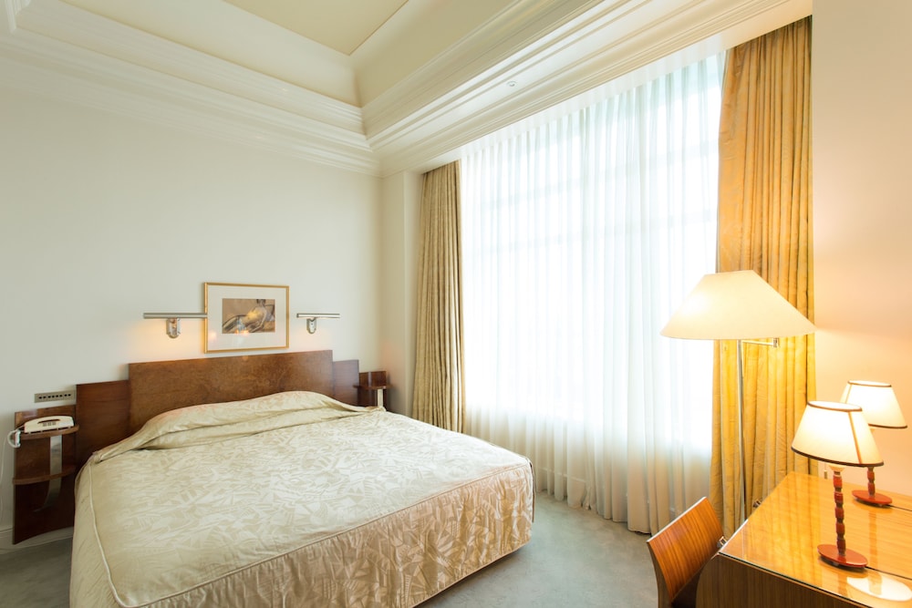 ROYAL, SUITE, KING BED, PARK SIDE