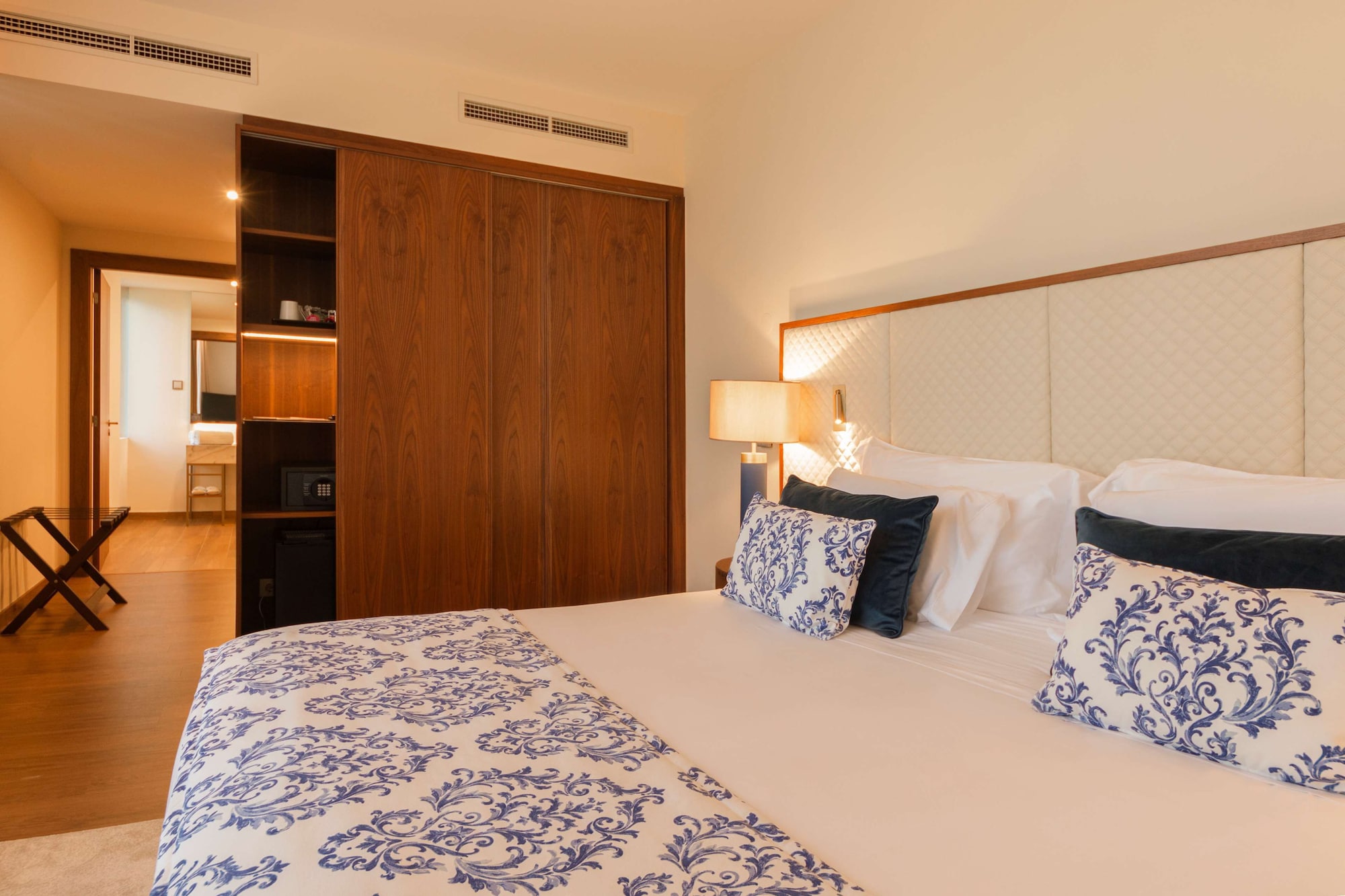 DELUXE, KING BED, ACCESSIBLE