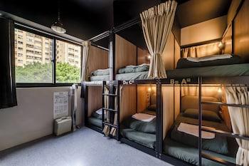 Female Dorm, 6 Beds, Shared Bathroom