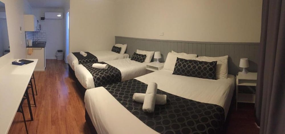 Eden Motel 25/63