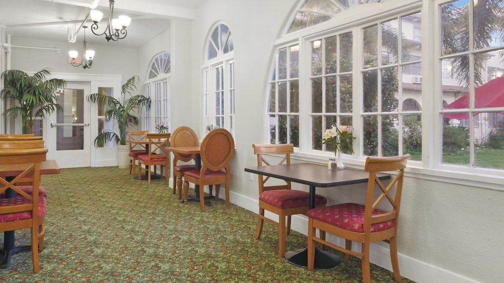 Crystal Bay Hotel 52/79