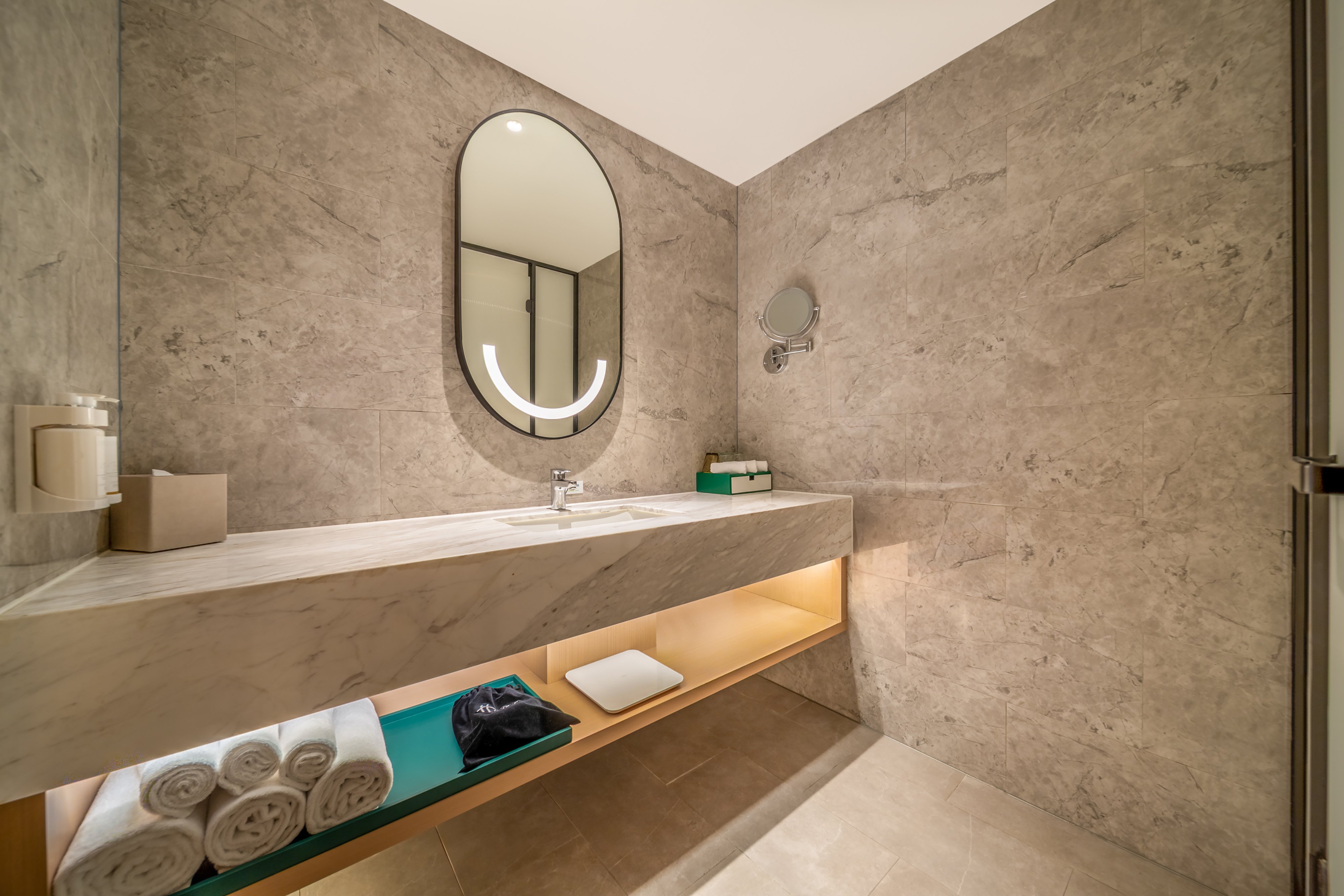 Holiday Inn Shanghai Nanjing Road 74/75