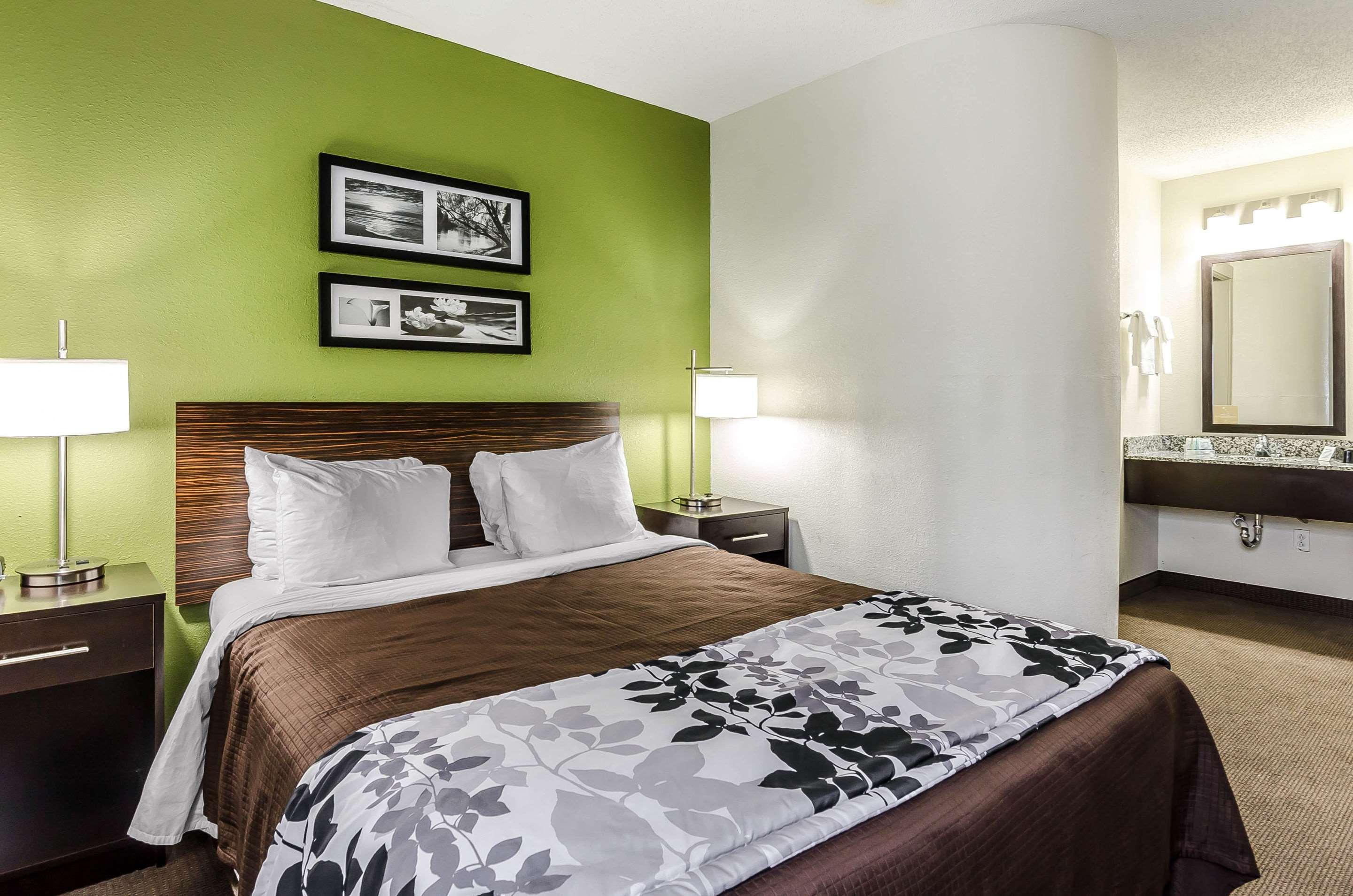 ROOM, QUEEN BED
