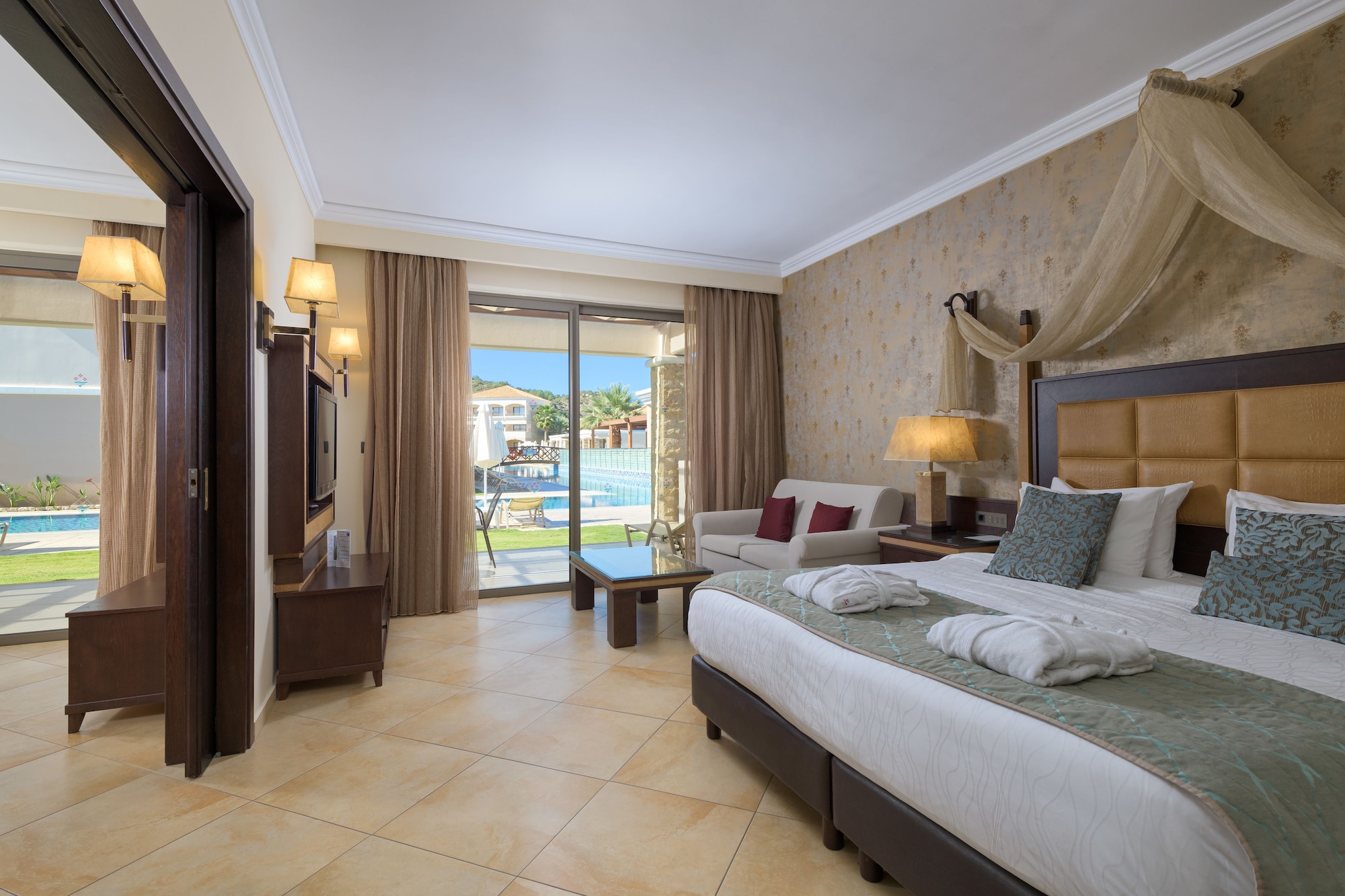 LUXURY, SUITE, DIRECT POOL ACCESS
