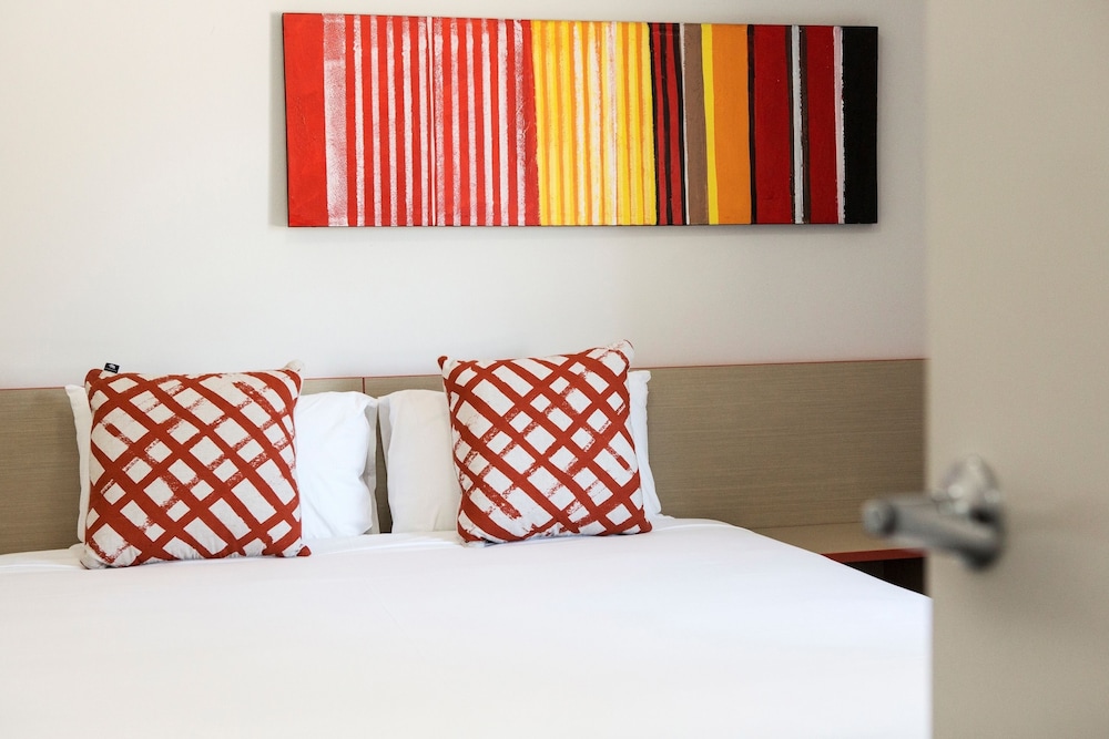 Villawood Hotel 16/29