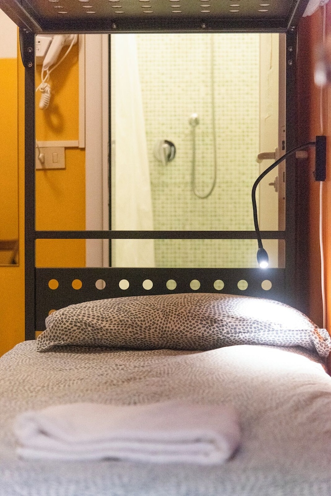 Sunflower Beach Hostel 48/50