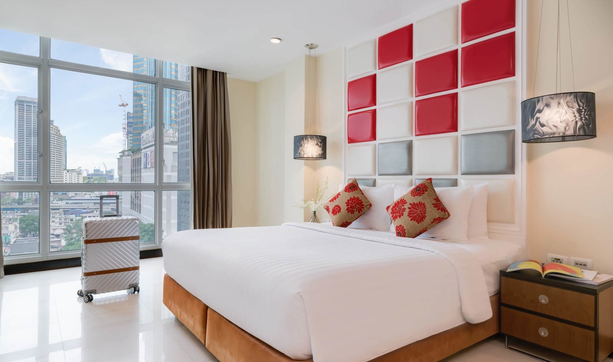 DELUXE ROOM