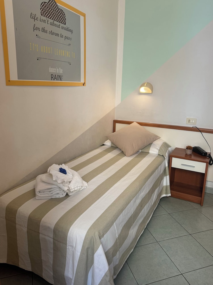 ROOM, SINGLE