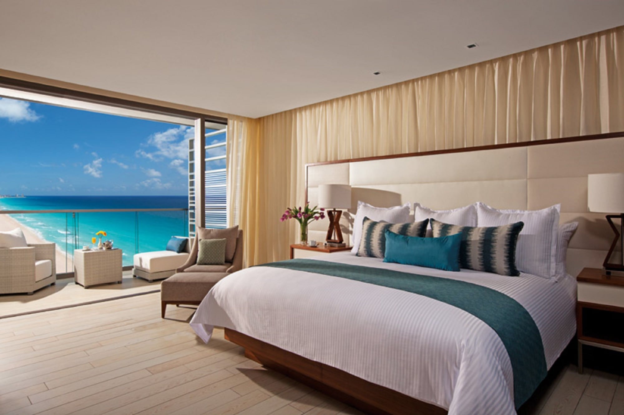 DELUXE, KING BED, PARTIAL OCEAN VIEW