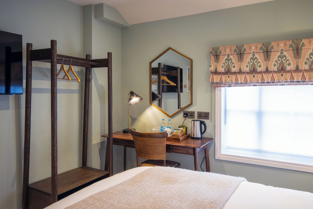 Classic, Queen Bed