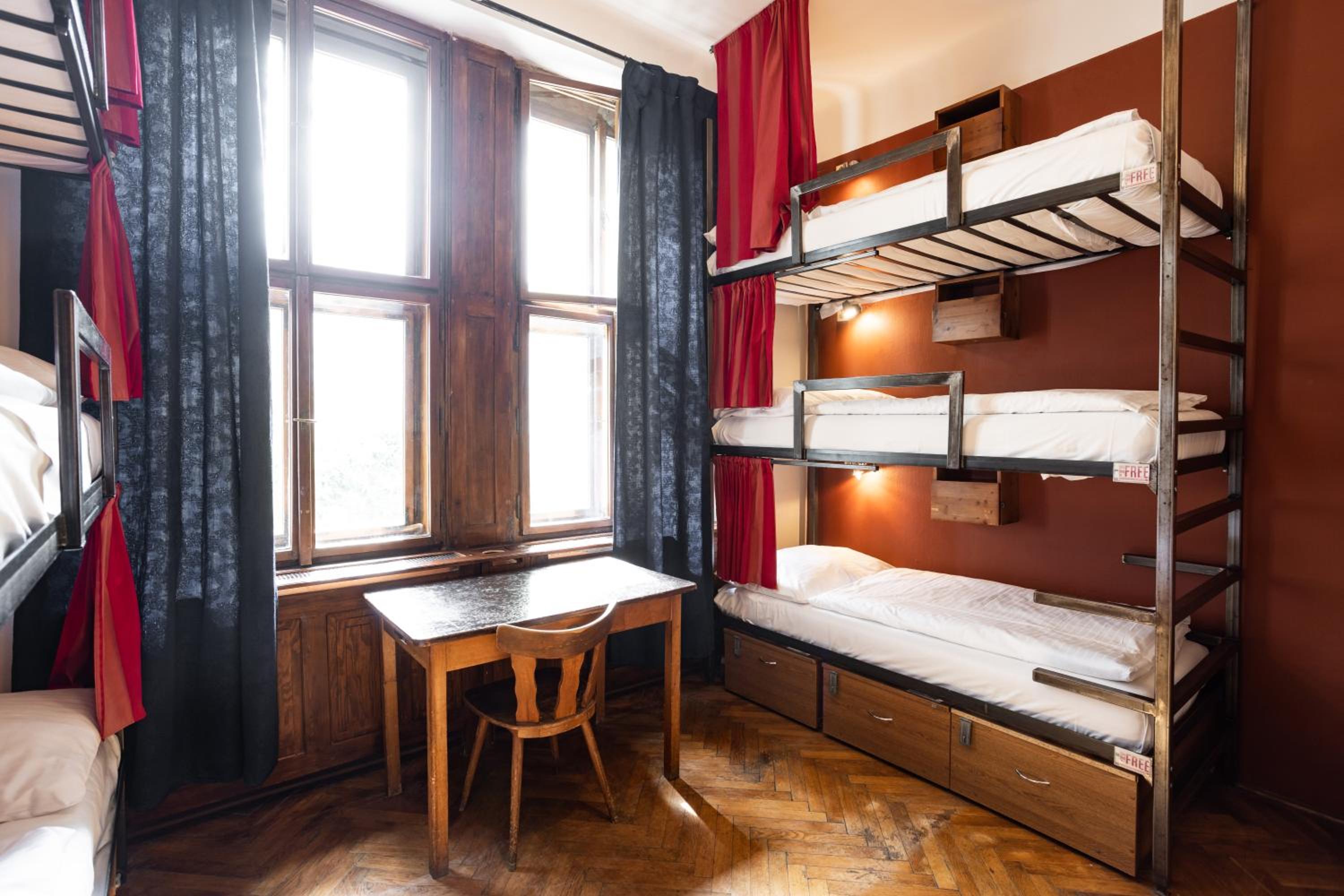 سكن مشترك مختلط، Sir Toby Apos S Hostel 4/6