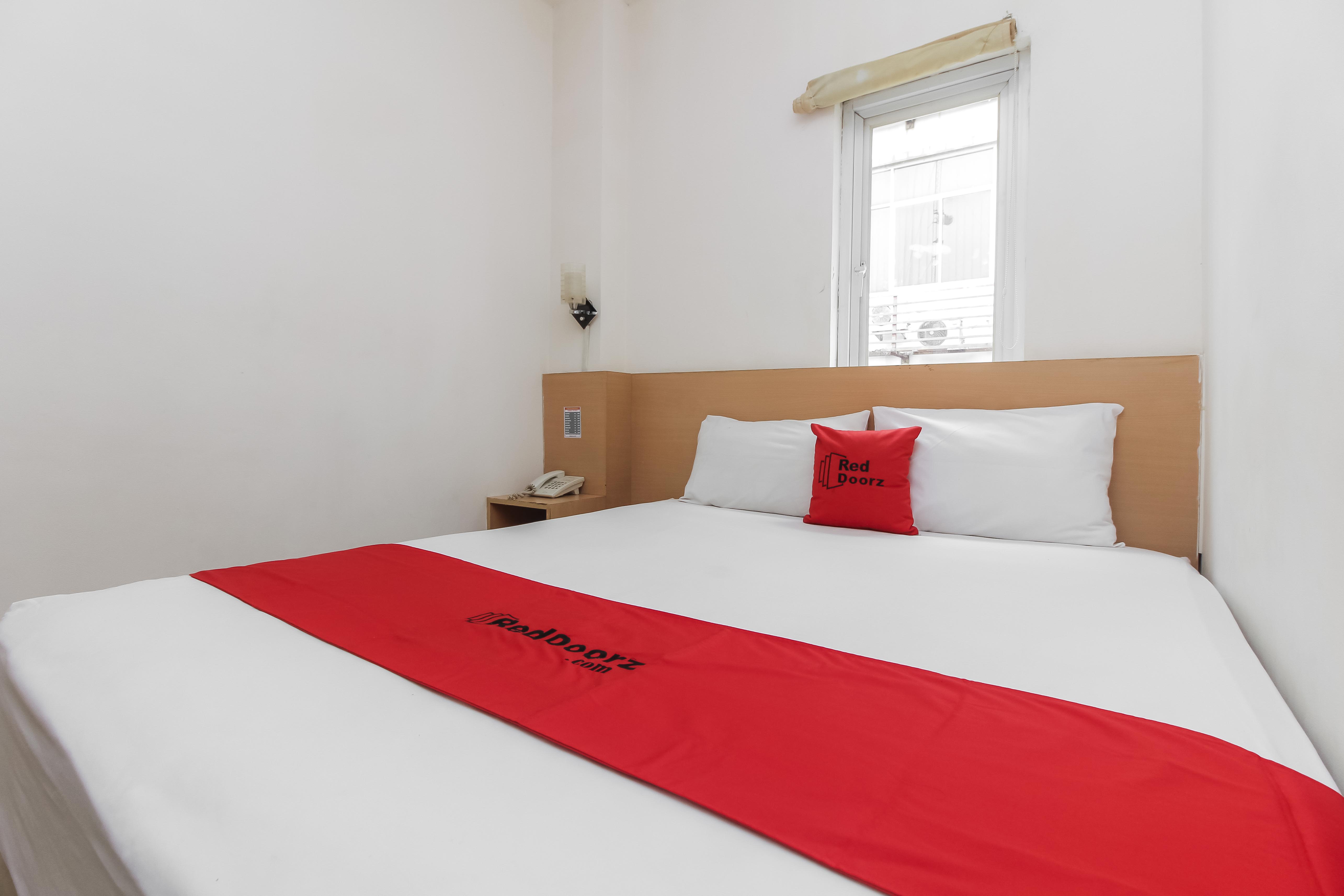 Reddoorz Plus Near Galaxy Bekasi 7/22