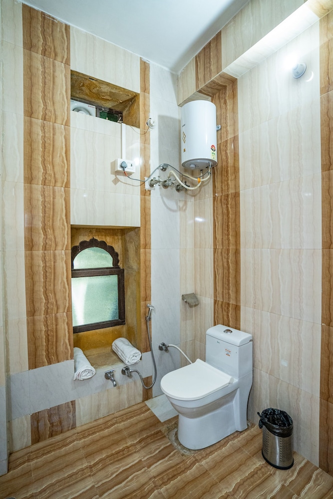 Hotel Marina Mahal 49/50