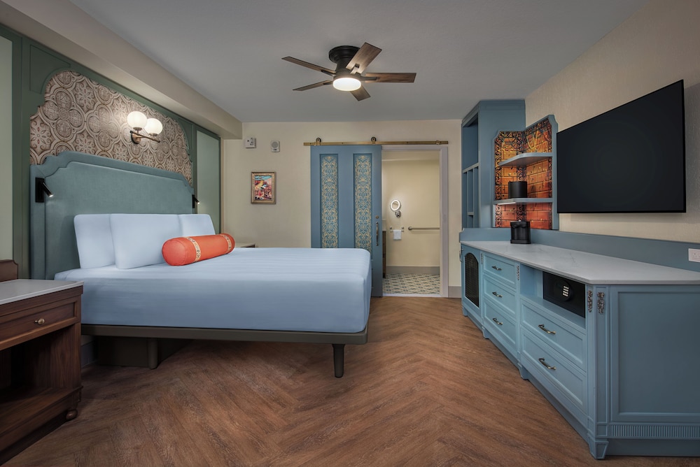 ROOM, KING BED