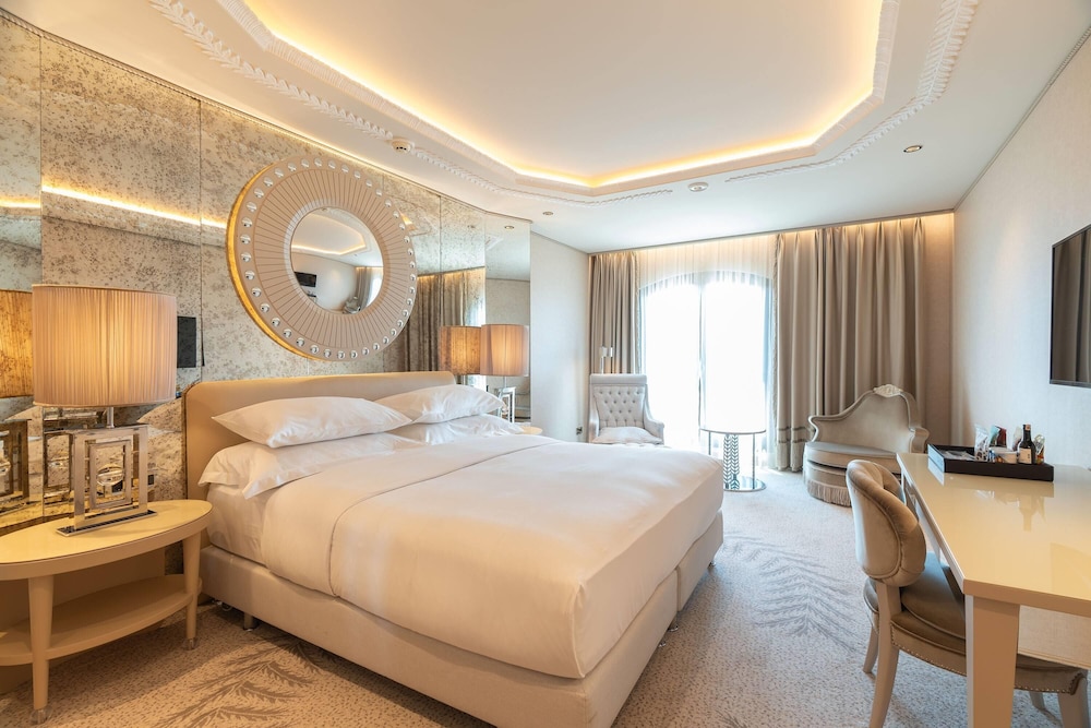 DELUXE, KING BED, PARTIAL SEA VIEW