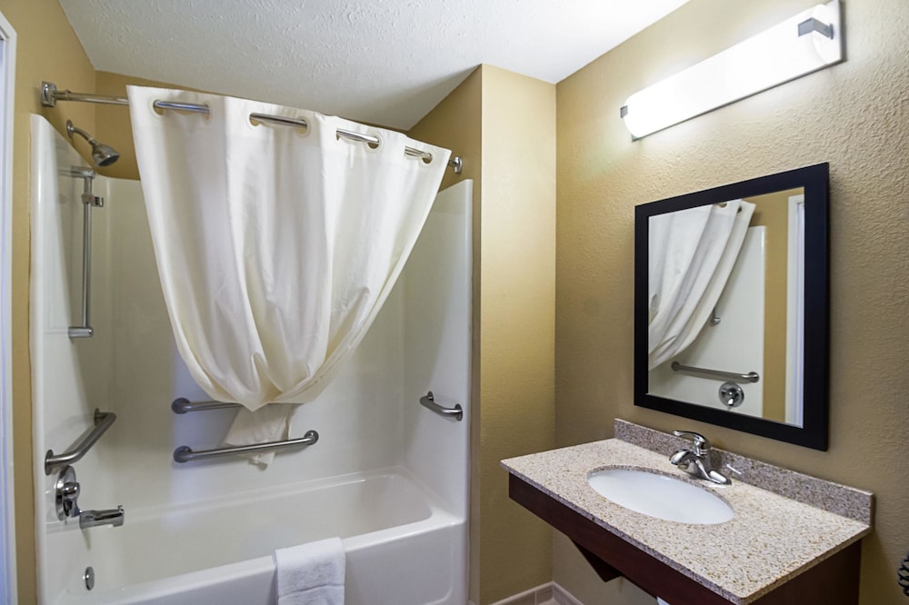 MainStay Suites Fargo - I-94 Medical Center 14/41