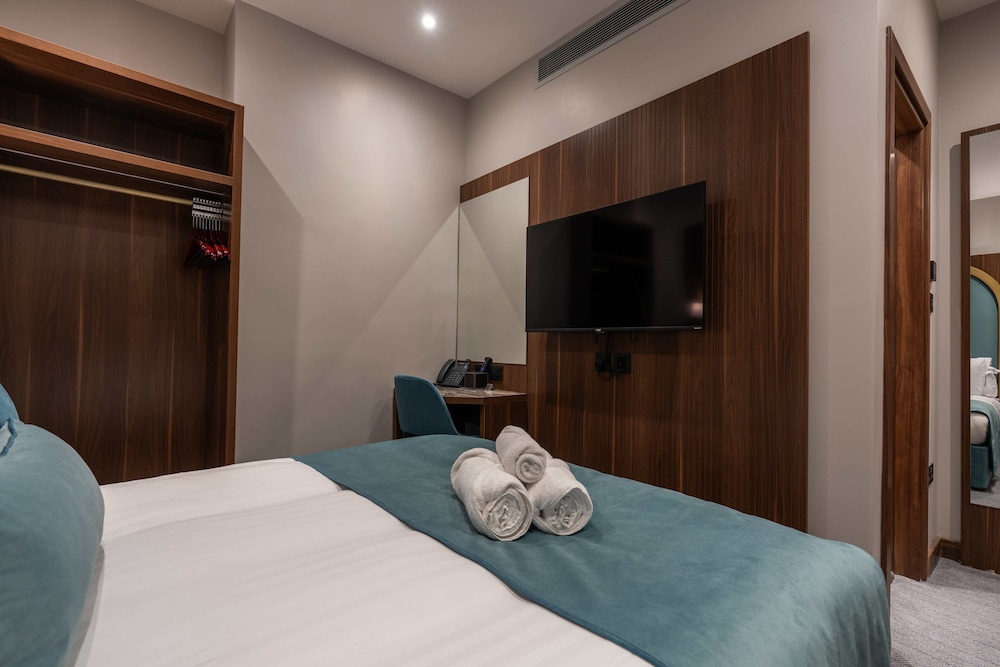 SEMI BASEMENT, SMALL DOUBLE