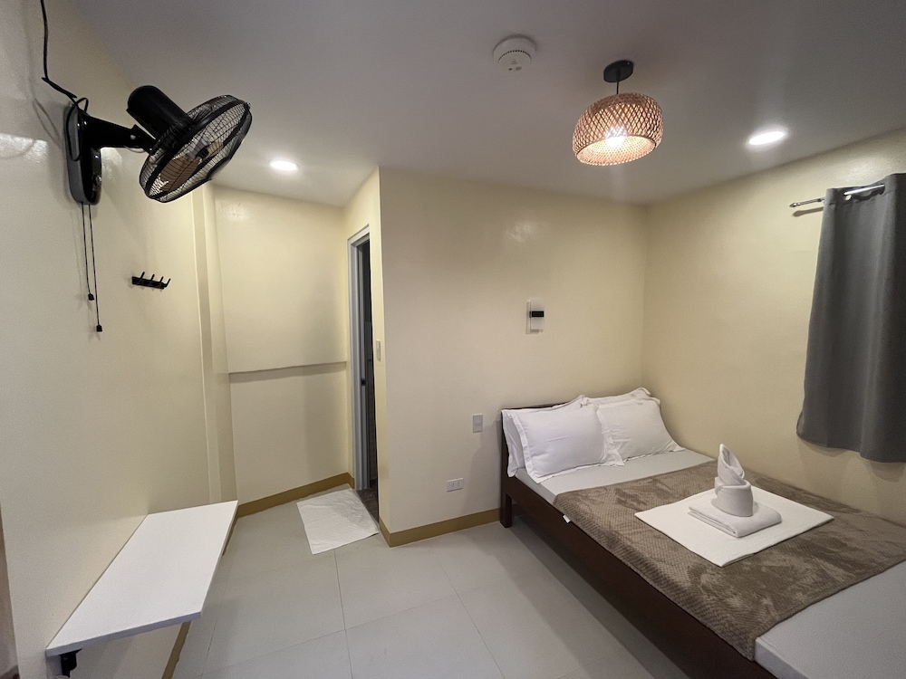 DELUXE, QUEEN BED, PRIVATE BATHROOM