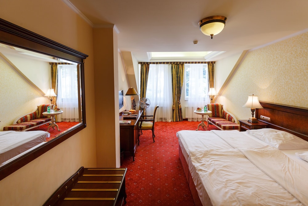 CLASSIC, DOUBLE BED, CITY VIEW
