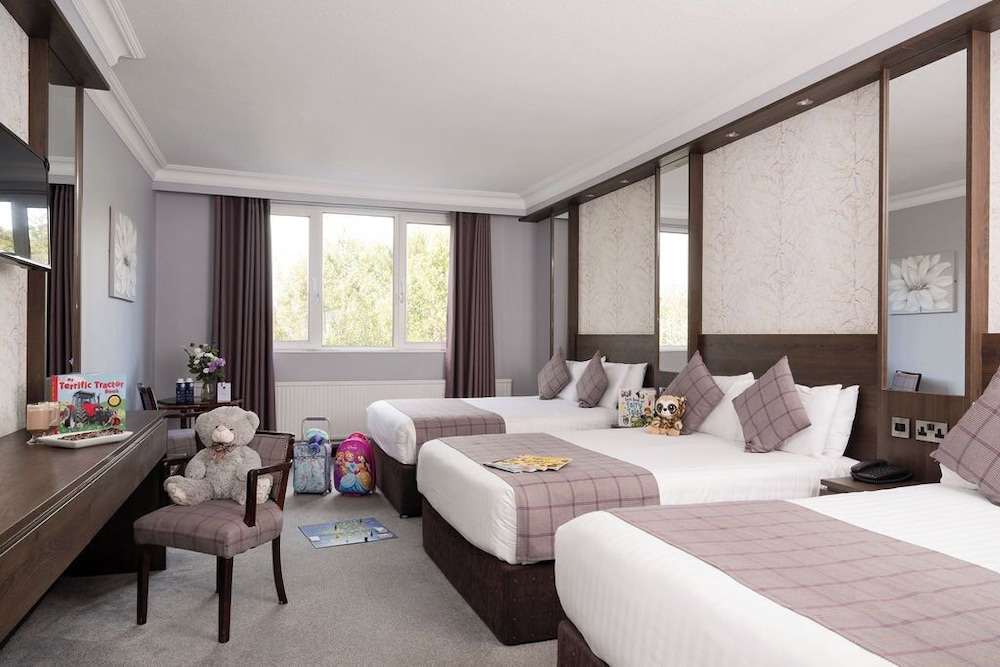 Family, 1 Single and 2 Double Beds